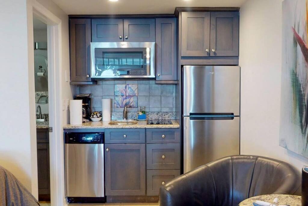 Sea Spray, Studio 114, Beach Steps Away! Pool+Wifi Ruskin Exterior photo