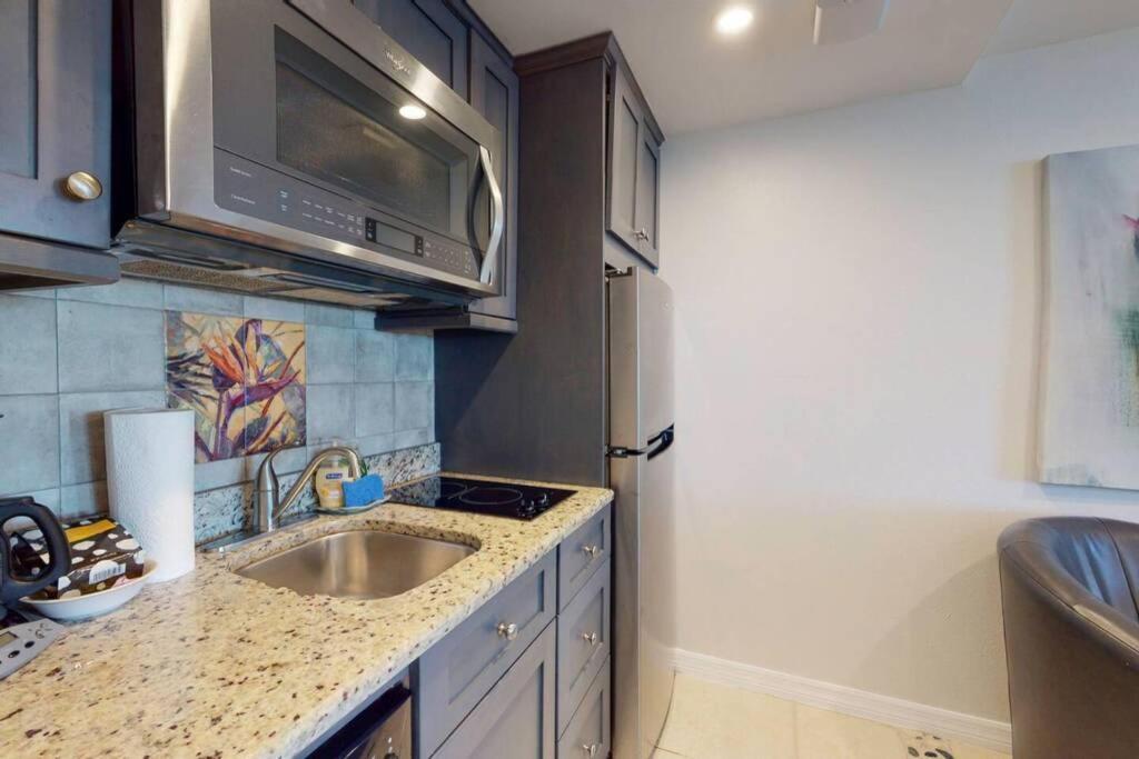 Sea Spray, Studio 114, Beach Steps Away! Pool+Wifi Ruskin Exterior photo